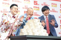 左から和牛・水田、笑福亭鶴瓶、和牛・川西。