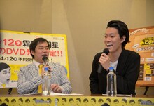 記者会見に出席した霜降り明星。