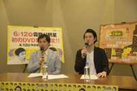 記者会見に出席した霜降り明星。