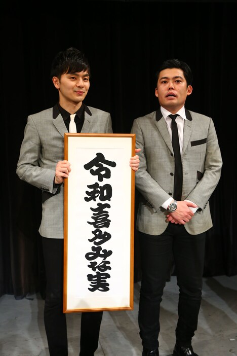 囲み取材に応じるプリマ旦那。