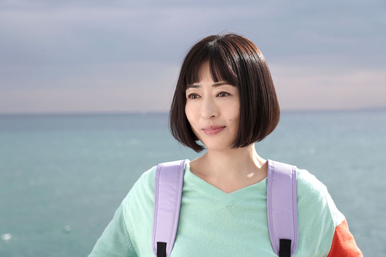映画「甘いお酒でうがい」より、松雪泰子演じる川嶋佳子。