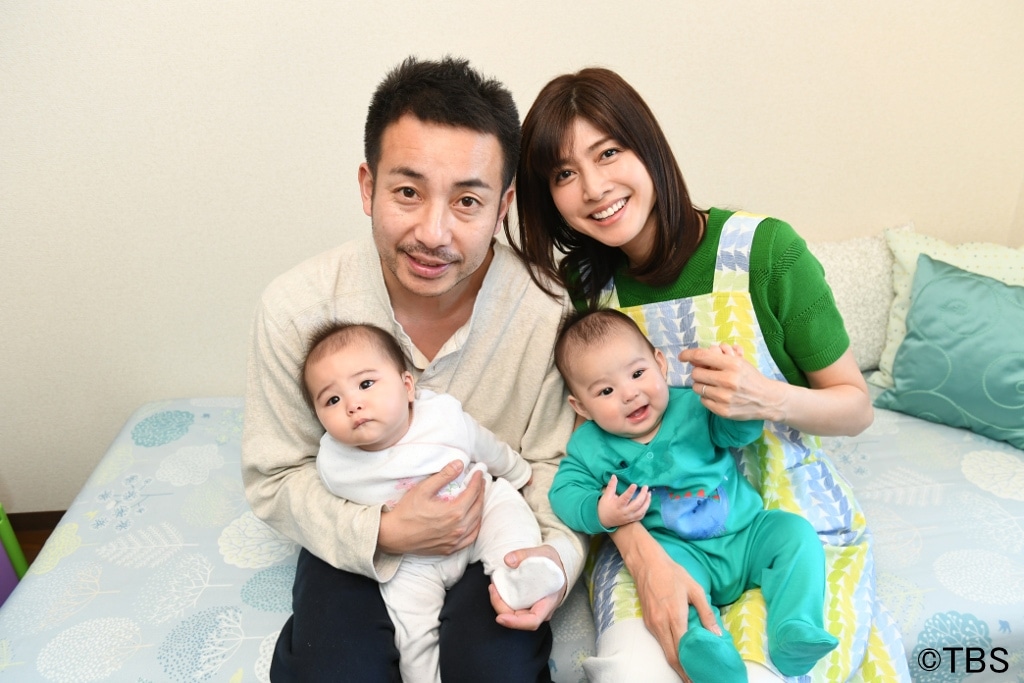 「火曜ドラマ『わたし、定時で帰ります。』」で夫婦役を演じる（左から）我が家・坪倉と内田有紀、子供役の双子の赤ちゃん。