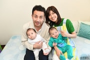 「火曜ドラマ『わたし、定時で帰ります。』」で夫婦役を演じる(左から)我が家・坪倉と内田有紀、子供役の双子の赤ちゃん。