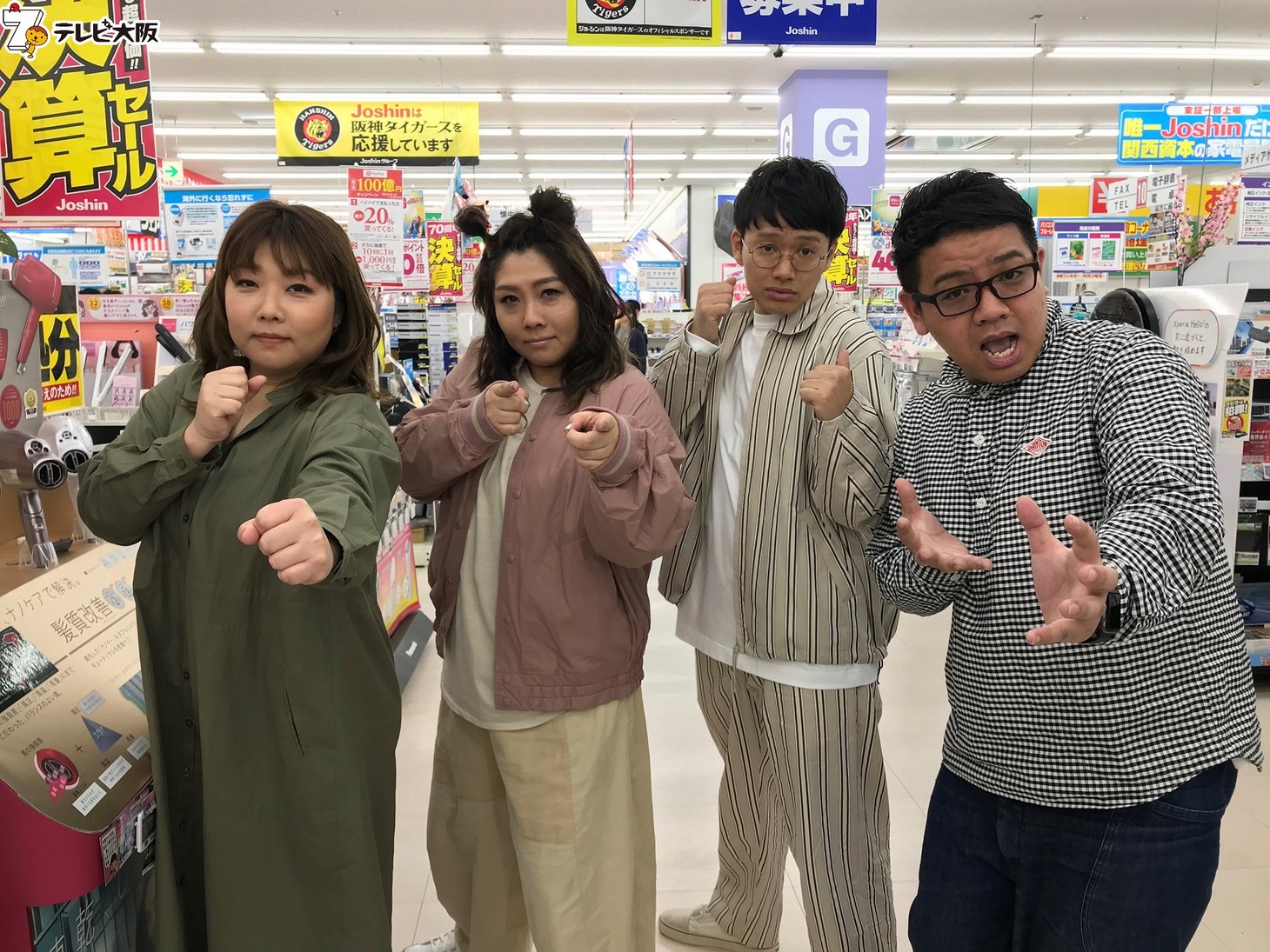 左から海原やすよ ともこ、ミキ。