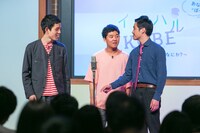 漫才を披露する四千頭身。