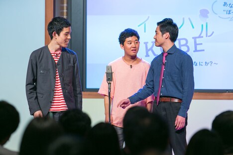 漫才を披露する四千頭身。