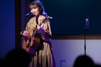 新曲「はじまり」を披露する井上苑子。
