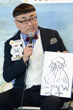 自ら考案した合体動物「ハシベロリー」を発表するイジリー岡田。