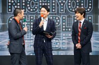 千鳥と内村光良（右）。