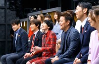 ネタを鑑賞するMC陣。