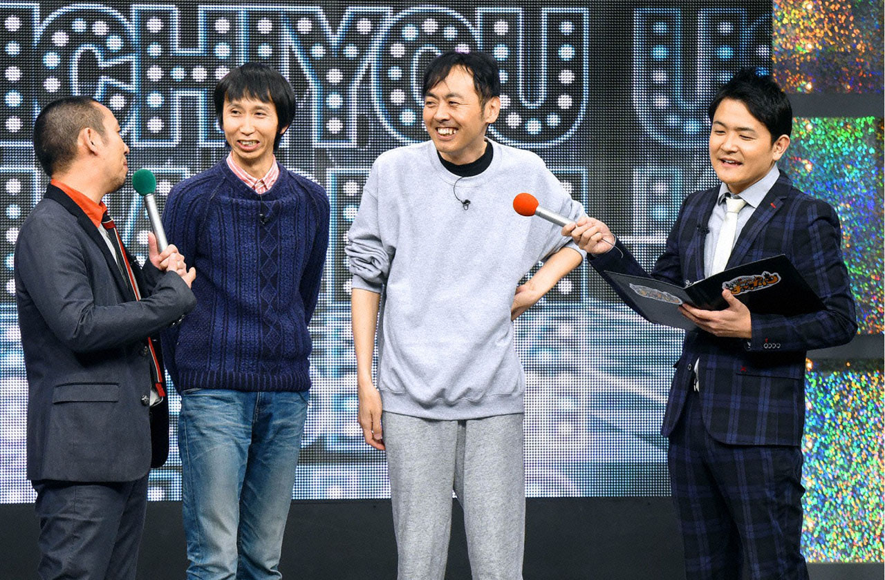 アンガールズ（中央2人）と進行役の千鳥。