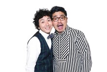 解散を発表した地球。左から、マグ万平、マントル一平。