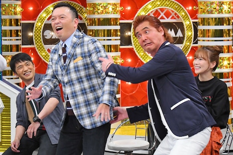 中川家・礼二にも絡みだす竹内力に、MCの明石家さんまもお手上げ。(c)MBS