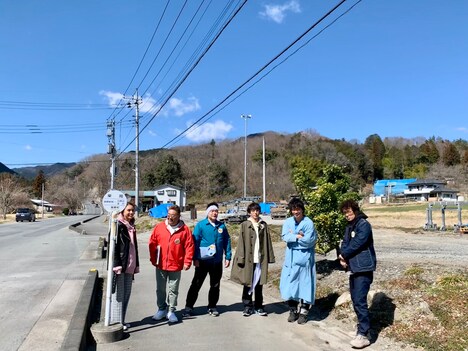 「帰れマンデー見っけ隊!! 3時間スペシャル」内の「秘境路線バスに乗って飲食店を見つける旅 バスサンド」出演者たち。(c)テレビ朝日