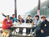 「秘境路線バスに乗って飲食店を見つける旅 バスサンド」出演者たち。(c)テレビ朝日