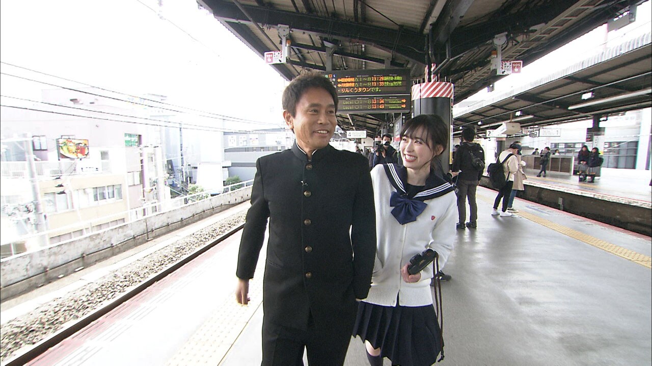 制服デートを繰り広げるダウンタウン浜田（左）とゲストの福原遥（右）。(c)MBS