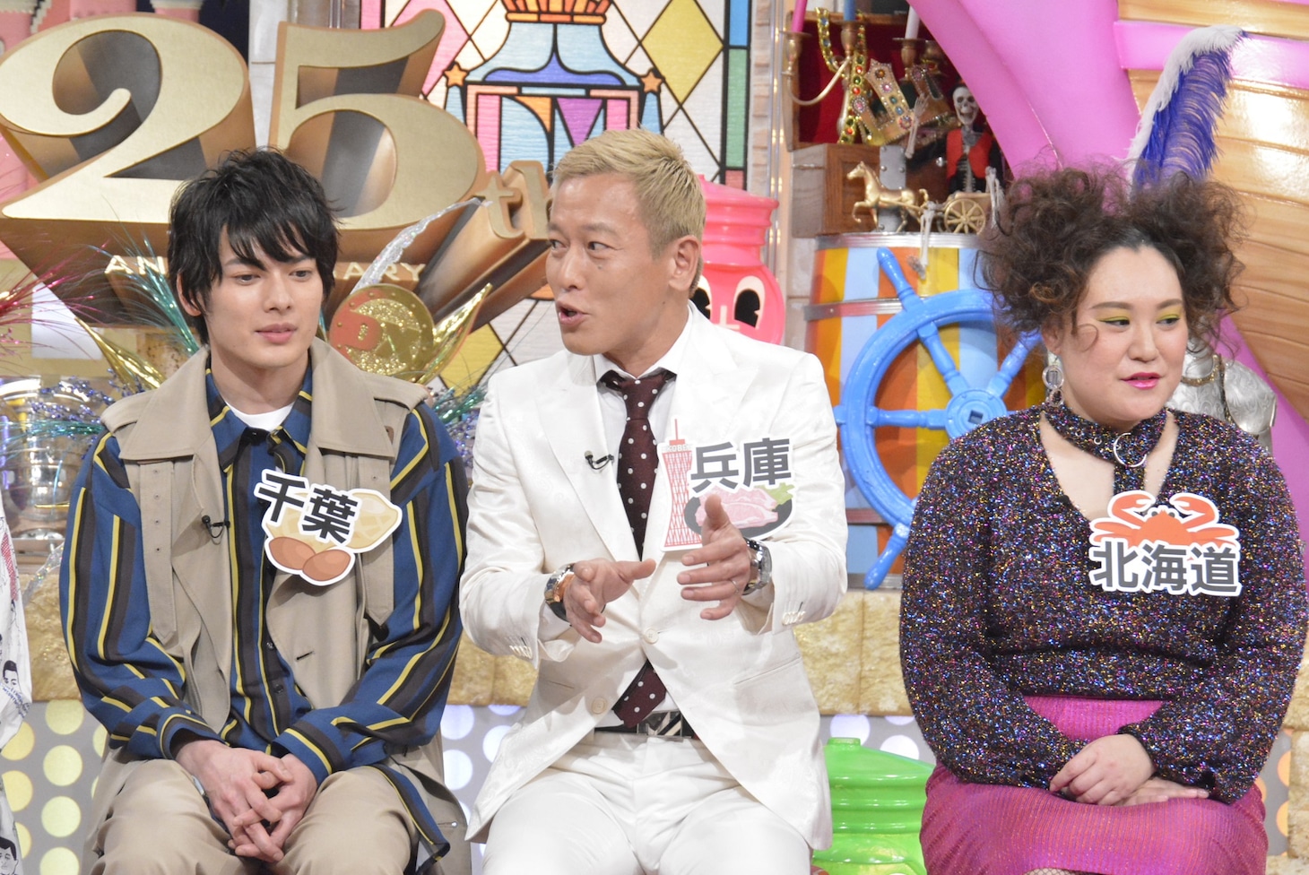 左から崎山つばさ、じゅんいちダビッドソン、フォーリンラブ・バービー。(c)読売テレビ
