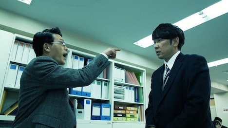 TKO木本が出演する「パワハラ上司」の再現ドラマのワンシーン。
