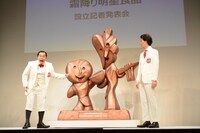 「霜降り明星食品」の銅像を発表する霜降り明星せいや（左）。
