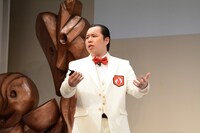 年間事業計画のプレゼンを展開する霜降り明星せいや。