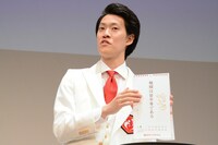 「格言カレンダー」を紹介する霜降り明星・粗品。