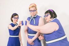 左から芳根京子、メイプル超合金。