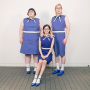 記念撮影をするメイプル超合金と芳根京子。