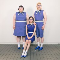 記念撮影をするメイプル超合金と芳根京子。