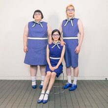 記念撮影をするメイプル超合金と芳根京子。