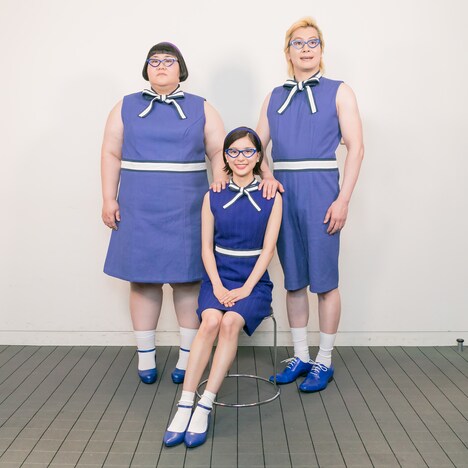 記念撮影をするメイプル超合金と芳根京子。