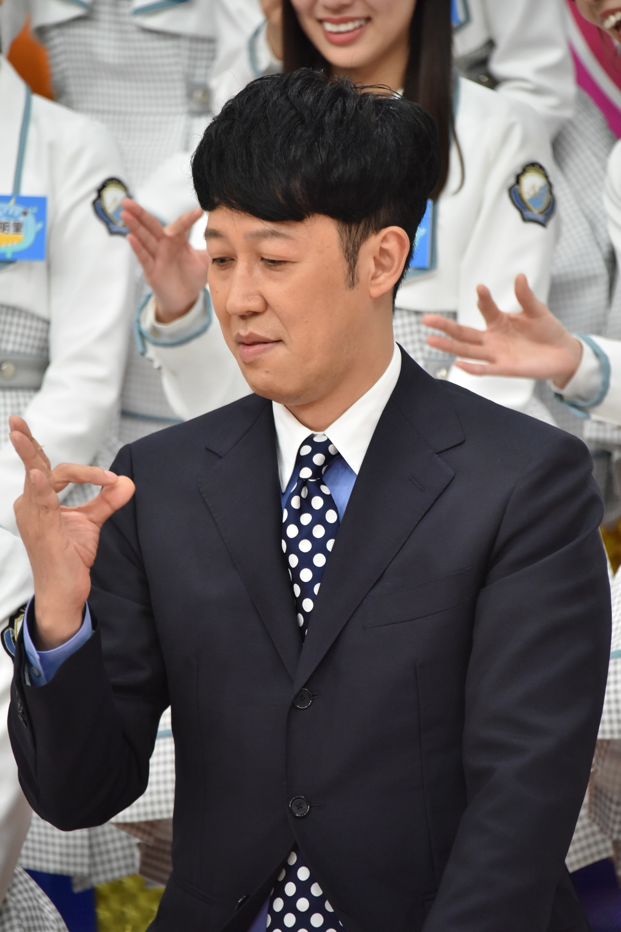 日向坂46の「ヒ」ポーズを練習する小籔千豊。