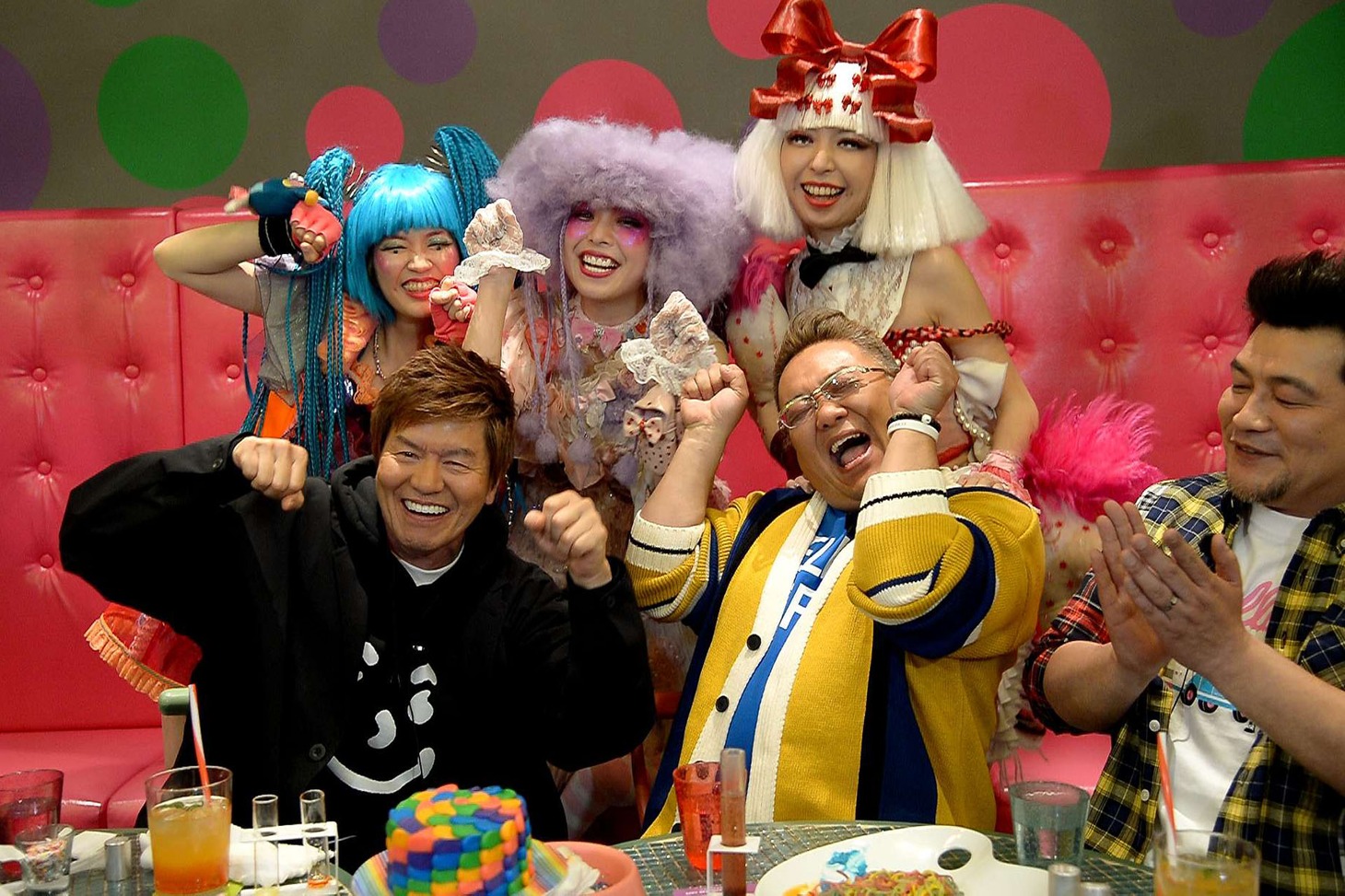 「サキドリ ナレーション先に録っちゃいました」に出演する（手前左から）ヒロミ、サンドウィッチマン。(c)東海テレビ