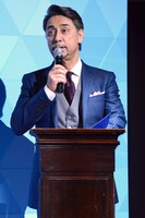 会見の司会を務めたクリス・ペプラー。