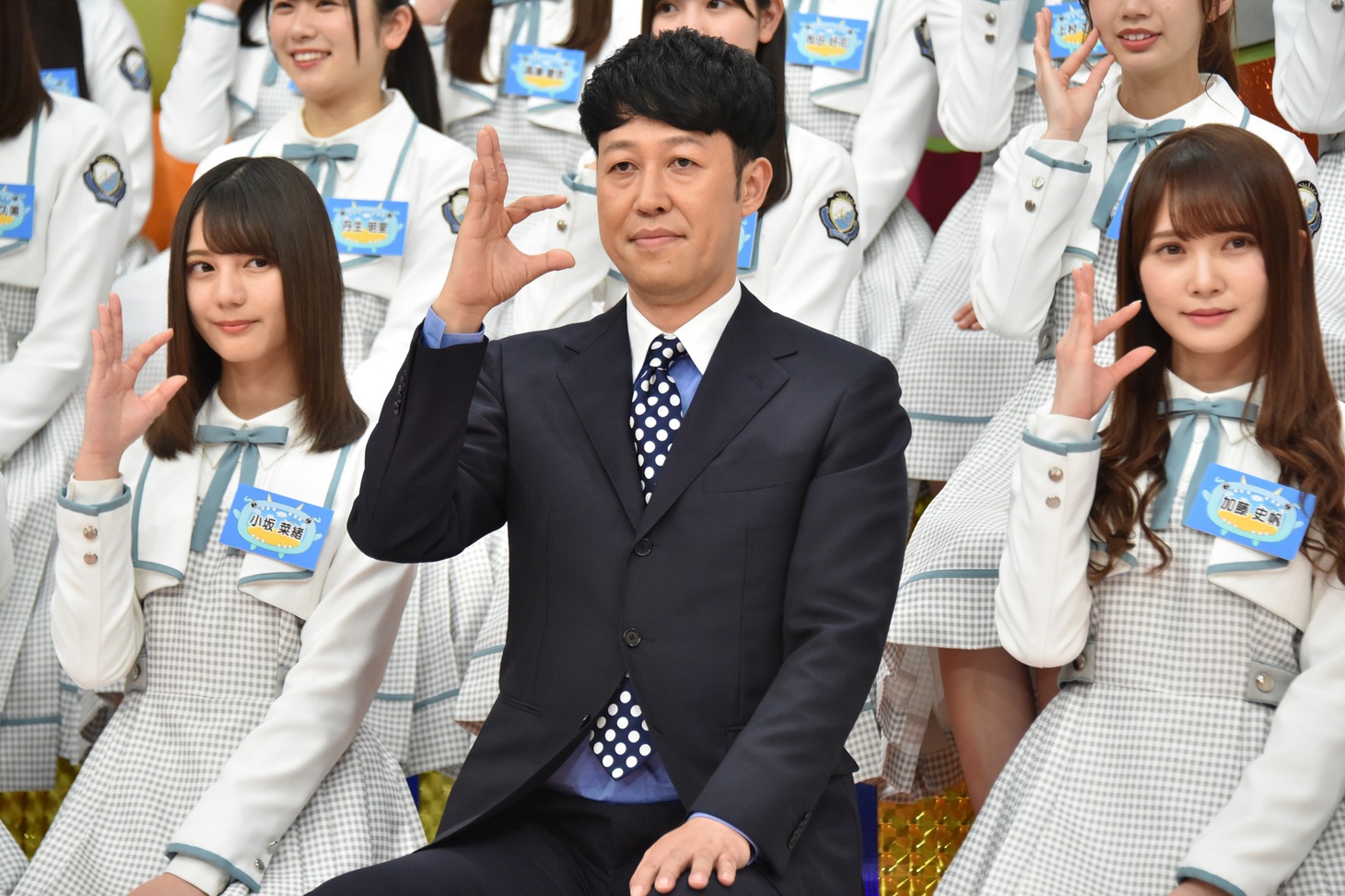 左から小坂菜緒、小籔千豊、加藤史帆。