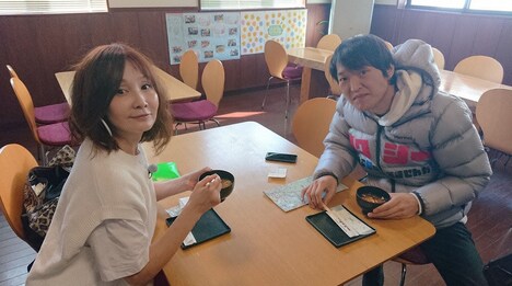 YOU（左）と千原ジュニア（右）。(c)テレビ東京