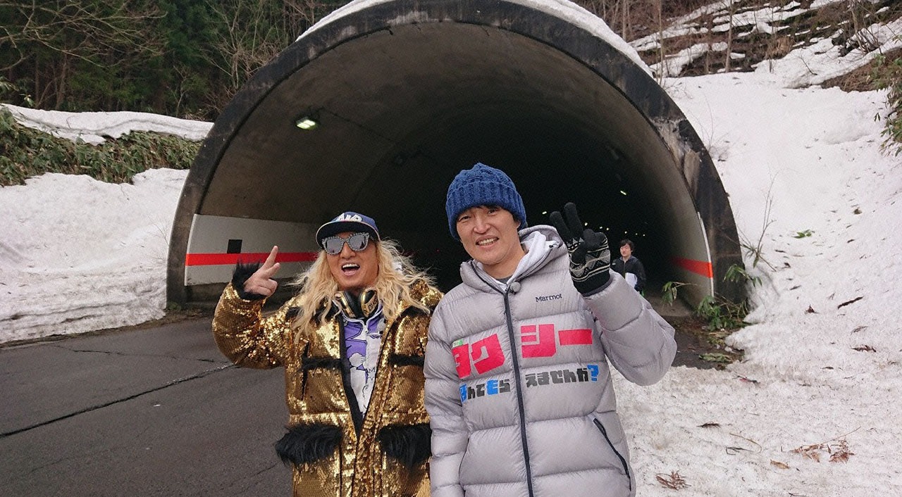 DJ KOO（左）と千原ジュニア（右）。(c)テレビ東京