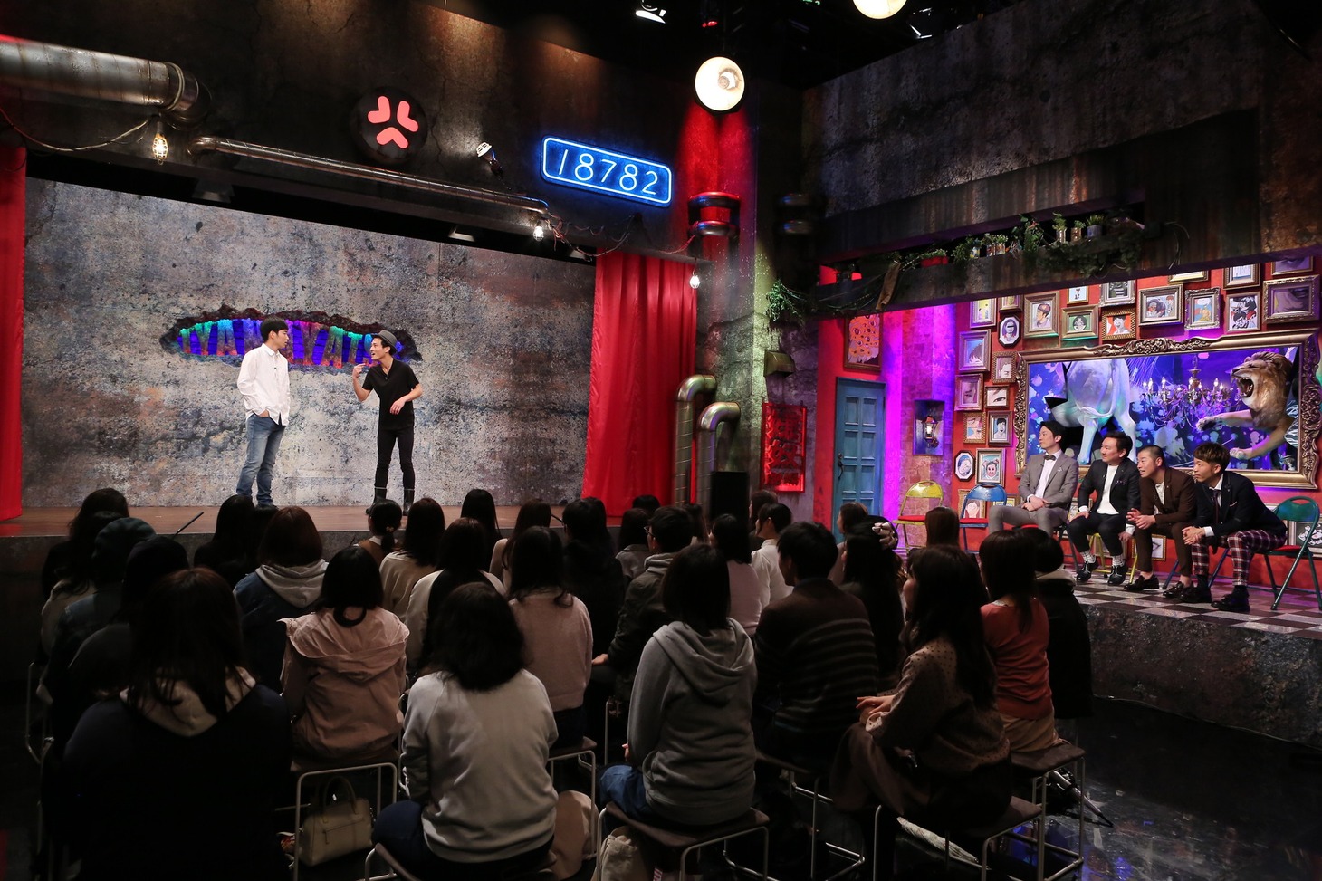 ジャルジャルがコントを披露しているスタジオの様子。(c)ABC