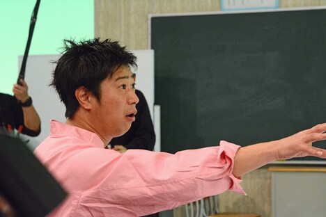 記者席に座らされたパンサー尾形。