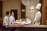 コント「名物 極厚ステーキ」のワンシーン。