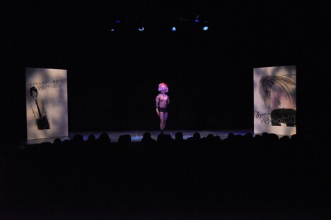 「くだらない夜の始まり」を告げる野田クリスタル。