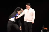 子供が痛がらないように注射を打ちたい野田クリスタル（左）と子供役を演じる村上（右）。