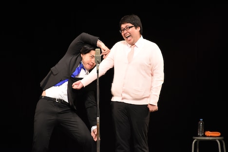 子供が痛がらないように注射を打ちたい野田クリスタル(左)と子供役を演じる村上(右)。