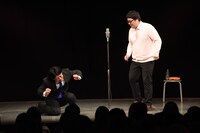 目に見えない200キロのバーベルを挙げ押しつぶされそうになる野田クリスタル（左）。