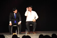 休憩中にメガネを拭く村上（右）。