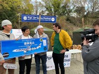 インタビューを受けるチーム焚火会。