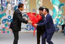 大賞を受賞した中川家の“お祝いゲスト”として、親交のある渡辺徹（左）がサプライズ登場した場面。(c)関西テレビ