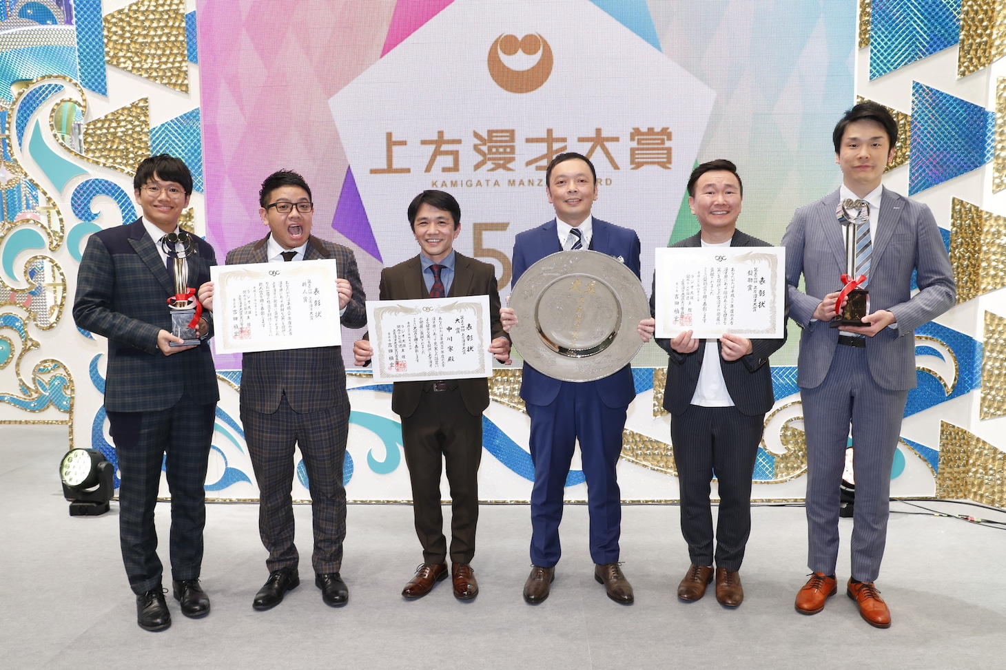 「第54回上方漫才大賞」大賞の中川家（中央）、奨励賞のかまいたち（右）、新人賞のミキ（左）。(c)関西テレビ