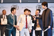 プラス・マイナスがプレゼン対決で優勝し、かまいたち（右）のインタビューを受けるワンシーン。