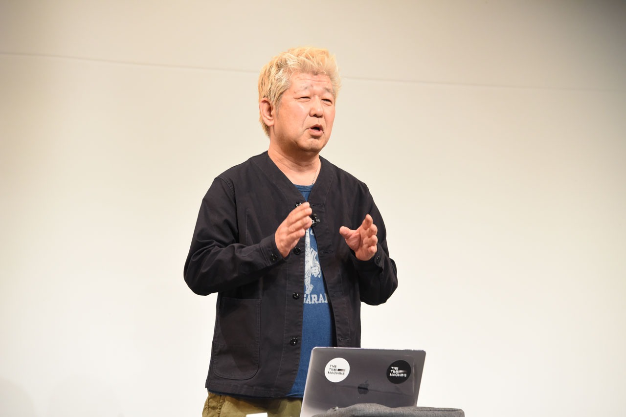 「NO BORDER」について説明する土屋敏男氏。