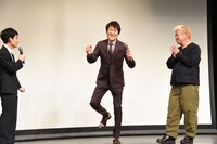 生身でダンスしてみせる千原ジュニア（中央）。